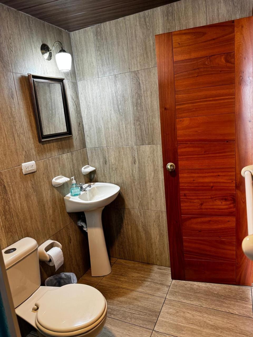 Hostal Muyuyo ปูแอร์โตอาโยรา ภายนอก รูปภาพ