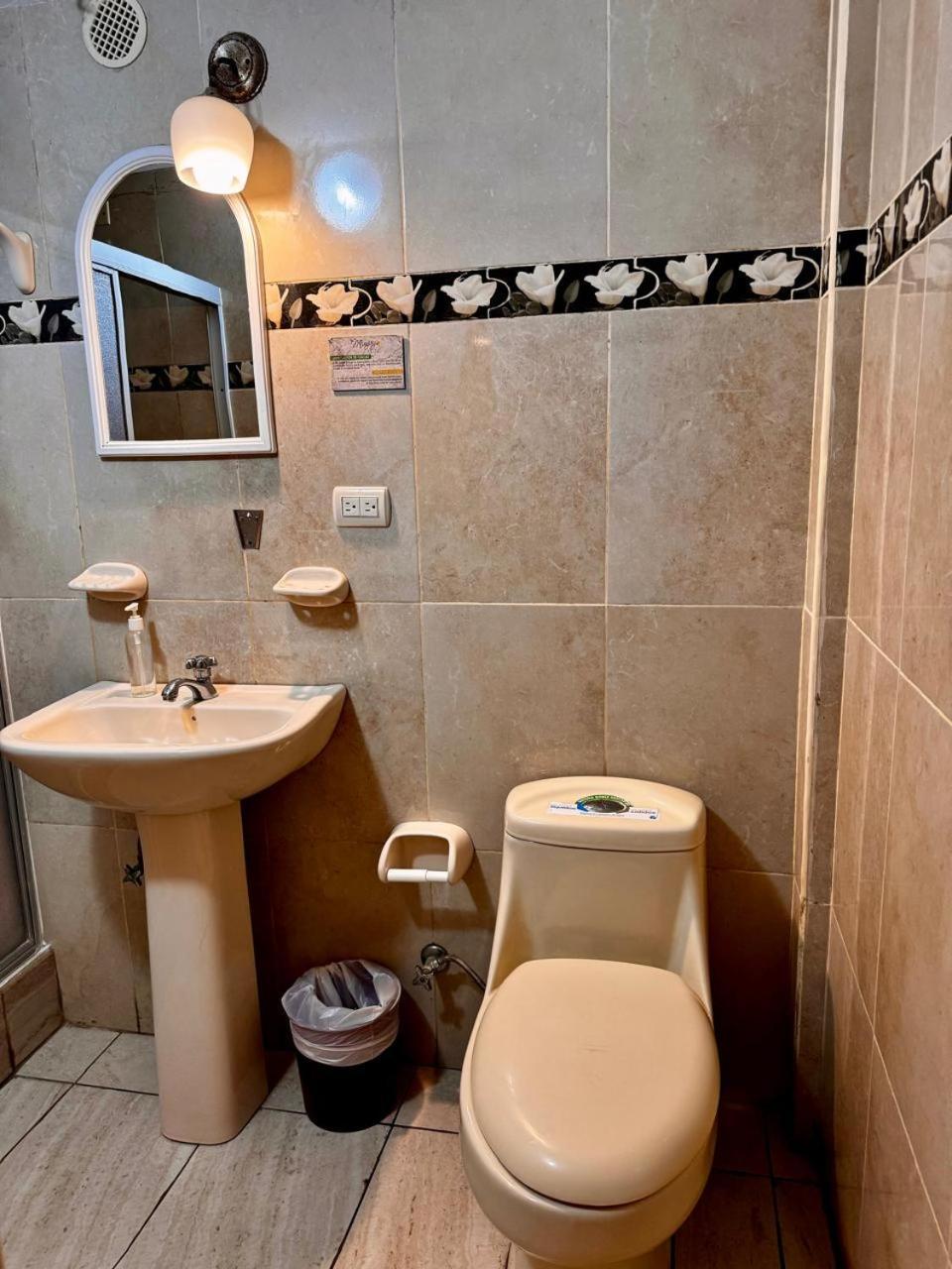 Hostal Muyuyo ปูแอร์โตอาโยรา ภายนอก รูปภาพ